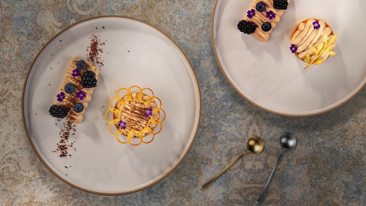 Tarta/ krem z białej czekolady / galaretka z rokitnika